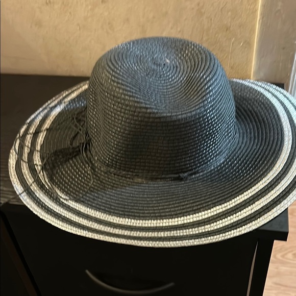 Stylish Gray and White Women's Hat - Picture 1 of 1